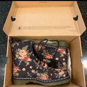 NWT Dr. Marten Floral Boot